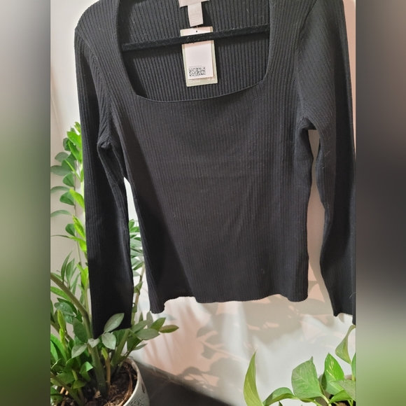 SIZE L.  NWT.  H&M Black fitted sweater. - Picture 4 of 4